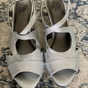 Lifestride Silver Heels Size 9M EUC! Life stride